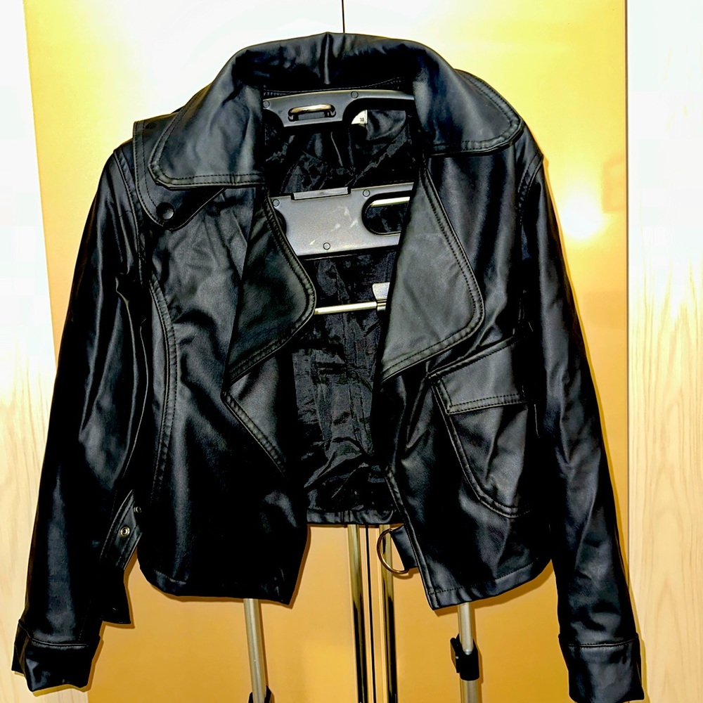 Black leather jacket. Size S. Fits very well and looks good in evry outfit.